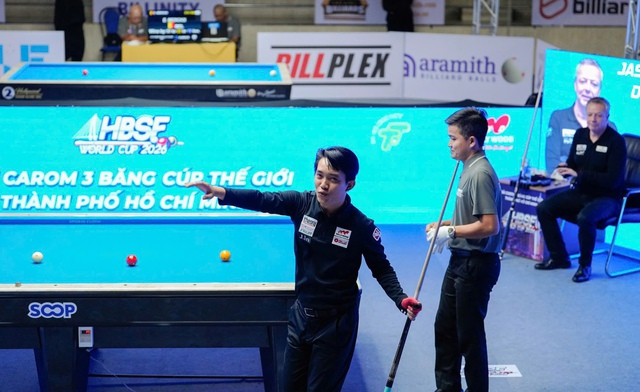 Billiards: Chi&ecirc;m Hồng Th&aacute;i tung si&ecirc;u phẩm khiến Dick Jaspers thắc mắc, ngược d&ograve;ng v&agrave;o b&aacute;n kết- Ảnh 1.
