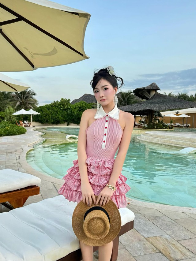 Khoe dáng thon nhờ chiếc váy xòe quen thuộc- Ảnh 1.