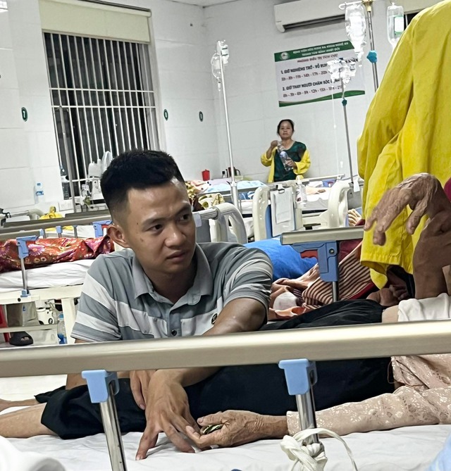 Lan tỏa trên mạng xã hội: Chàng trai làm điều dưỡng riêng cho bà nội - Ảnh 1.