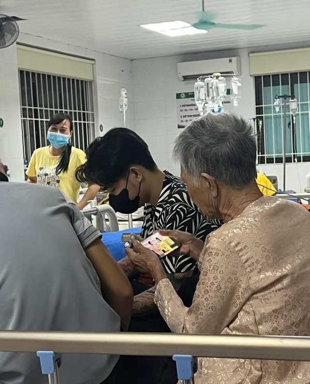 Lan tỏa trên mạng xã hội: Chàng trai làm điều dưỡng riêng cho bà nội - Ảnh 2.