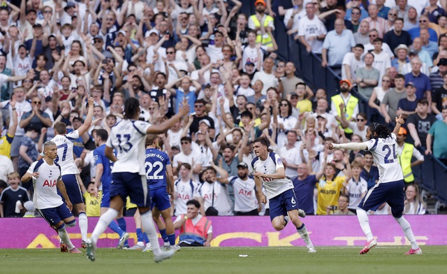 Arsenal cùng M.U kết mùa giải tưng bừng, Man City thua ngược còn Tottenham 'thoát hiểm'- Ảnh 4. Arsenal cùng M.U kết mùa giải tưng bừng, Man City thua ngược còn Tottenham 'thoát hiểm'- Ảnh 4.