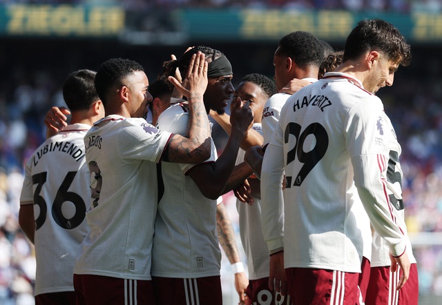 Arsenal cùng M.U kết mùa giải tưng bừng, Man City thua ngược còn Tottenham 'thoát hiểm'- Ảnh 1. Arsenal cùng M.U kết mùa giải tưng bừng, Man City thua ngược còn Tottenham 'thoát hiểm'- Ảnh 1.