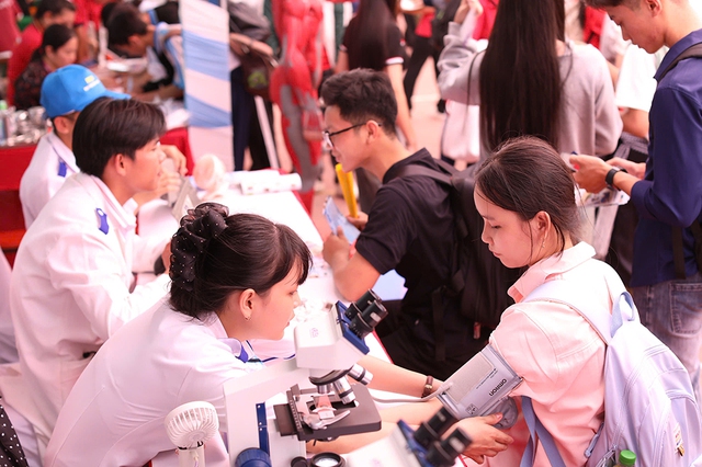  Thêm nhiều tổ hợp môn mới cho ngành sức khỏe - Ảnh 1.