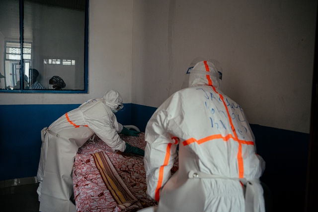 Hơn 200 người tử vong giữa dịch Ebola, thêm 10 quốc gia châu Phi gặp nguy hiểm - Ảnh 1.