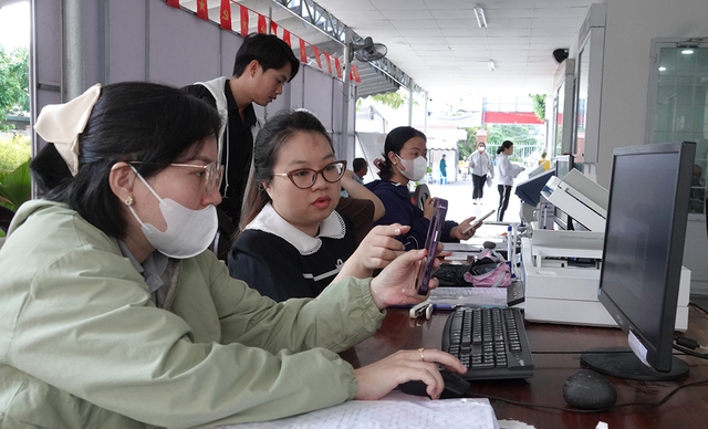 Đủ cách giúp dân nộp hồ sơ trực tuyến - Ảnh 2.