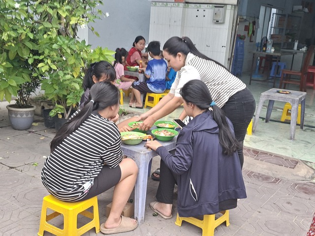 Độc lạ xe mì gói chỉ 1000 đồng/tô, ăn “bao no” - Ảnh 4.
