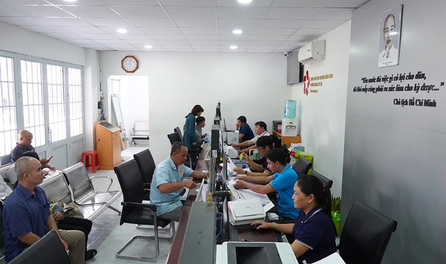 Đủ cách giúp dân nộp hồ sơ trực tuyến - Ảnh 4.