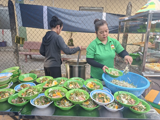 Độc lạ xe mì gói chỉ 1000 đồng/tô, ăn “bao no” - Ảnh 1.