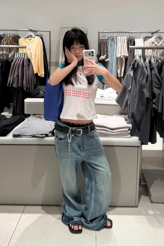 Xu hướng thời trang Y2K trở lại cùng quần cạp trễ- Ảnh 9.