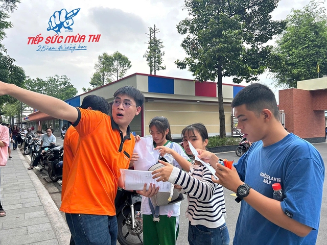 Tình nguyện viên hóa shipper, chạy nước rút hỗ trợ thí sinh - Ảnh 1.