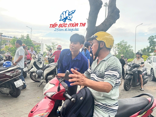 Tình nguyện viên hóa shipper, chạy nước rút hỗ trợ thí sinh - Ảnh 2.