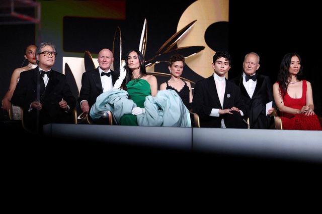 LHP Cannes 2026: 'Fjord' đoạt Cành cọ vàng, nhiều hạng mục có tới 2 người chiến thắng- Ảnh 4. LHP Cannes 2026: 'Fjord' đoạt Cành cọ vàng, nhiều hạng mục có tới 2 người chiến thắng- Ảnh 4.