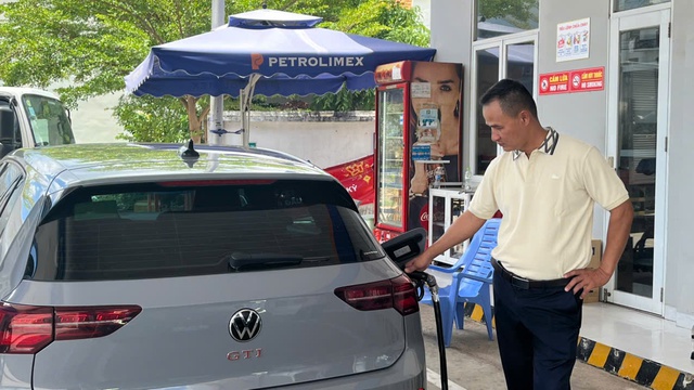 Volkswagen giảm giá nhiều mẫu xe, chia sẻ về sự tương thích với xăng E10? - Ảnh 1.