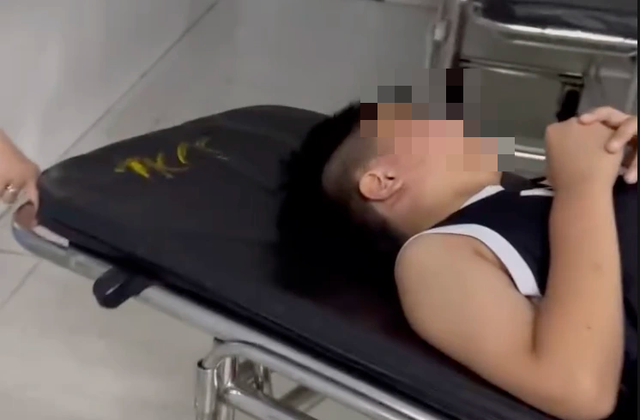 Thầy giáo người Ấn Độ bị tố tát học sinh lớp 4- Ảnh 2. Thầy giáo người Ấn Độ bị tố tát học sinh lớp 4- Ảnh 2.