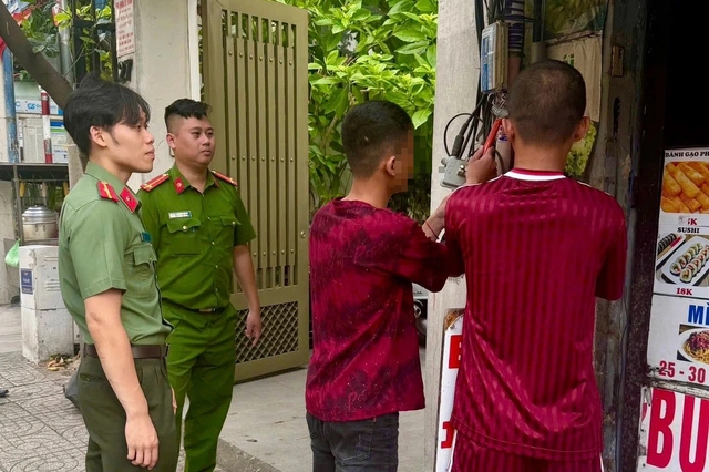 Xử l&yacute; 3 người d&aacute;n quảng c&aacute;o 'h&uacute;t hầm cầu' ở TP.HCM- Ảnh 1.