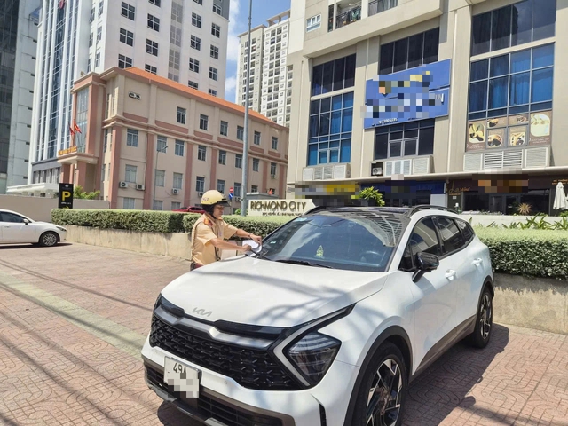 Nhiều ô tô đỗ trên vỉa hè chung cư, trường học bị CSGT TP.HCM phạt nguội - Ảnh 1.