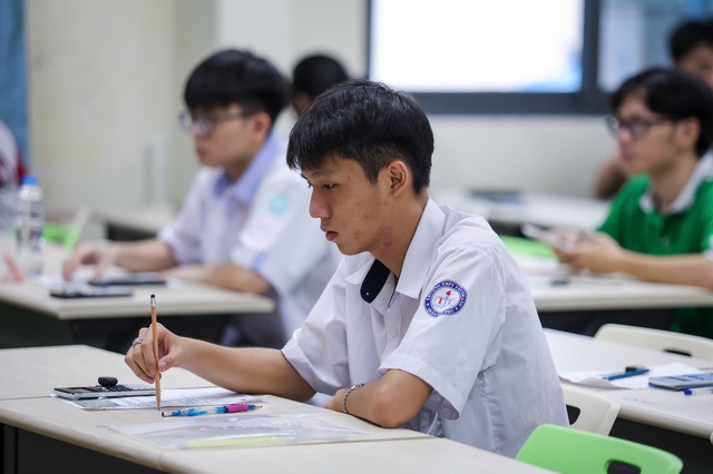 Vì sao thí sinh gần 1.000 điểm đợt 1 đoán bị điểm thấp hơn ở đợt 2? - Ảnh 1.
