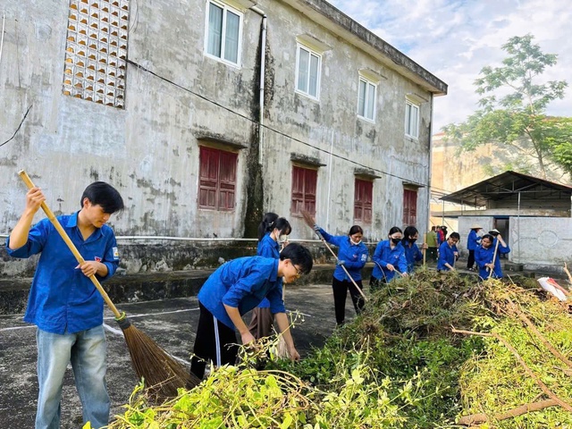 Tuổi trẻ Hà Tĩnh đồng loạt ra quân Ngày Chủ nhật xanh- Ảnh 2. Tuổi trẻ Hà Tĩnh đồng loạt ra quân Ngày Chủ nhật xanh- Ảnh 2.