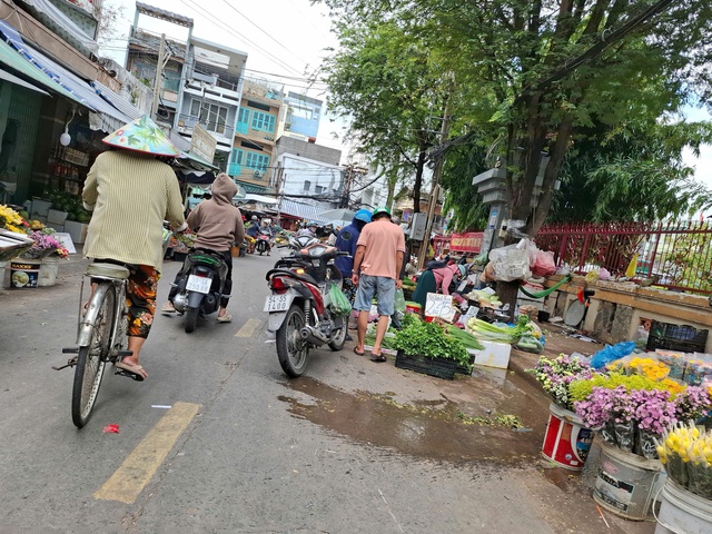 Lấn chiếm vỉa hè, lòng đường buôn bán- Ảnh 1. Lấn chiếm vỉa hè, lòng đường buôn bán- Ảnh 1.