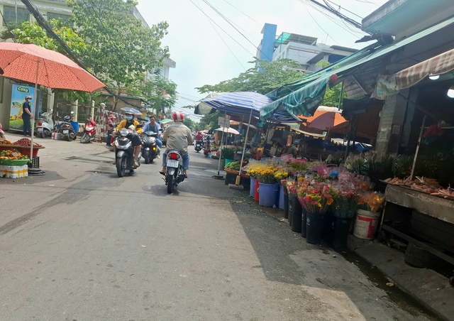 Lấn chiếm vỉa hè, lòng đường buôn bán- Ảnh 2. Lấn chiếm vỉa hè, lòng đường buôn bán- Ảnh 2.