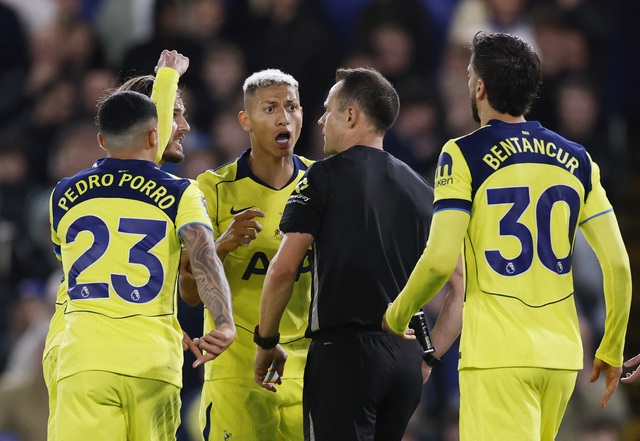 Tottenham mấp mé bờ vực xuống hạng: Chỉ 1 cú sẩy chân là thảm họa- Ảnh 1. Tottenham mấp mé bờ vực xuống hạng: Chỉ 1 cú sẩy chân là thảm họa- Ảnh 1.
