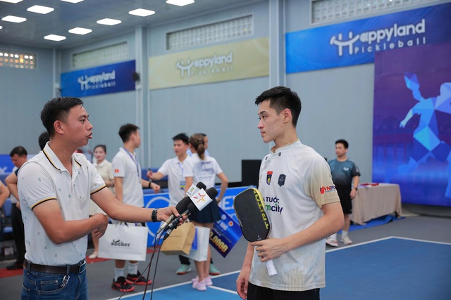 Trương Vinh Hiển 'sẩy chân'- Ảnh 1. Trương Vinh Hiển 'sẩy chân'- Ảnh 1.