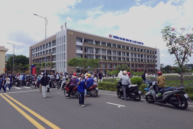 Nhiều thí sinh sốc với độ khó môn toán đề thi đánh giá năng lực đợt 2 - Ảnh 1.