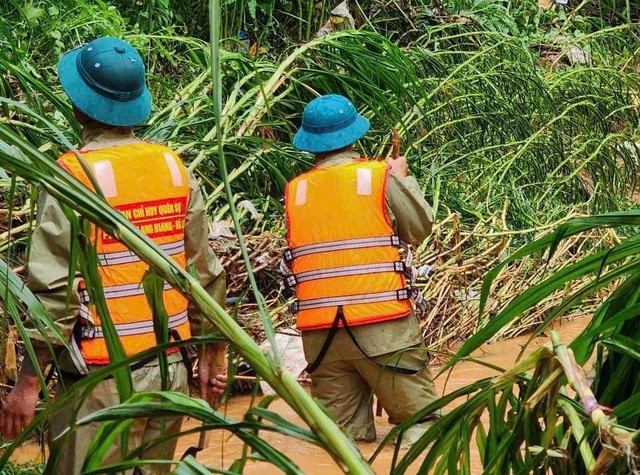 Mưa lớn ở Đà Lạt, một bé gái bị lũ cuốn mất tích - Ảnh 1.