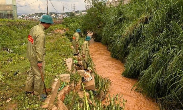Mưa lớn ở Đà Lạt, một bé gái bị lũ cuốn mất tích - Ảnh 2.