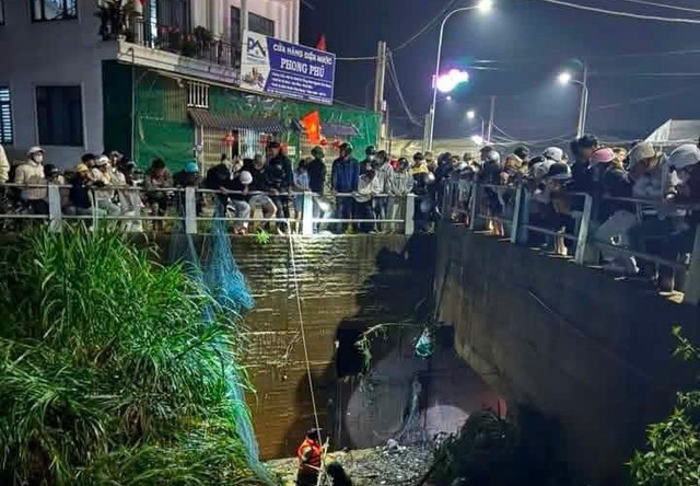 Mưa lớn ở Đà Lạt, một bé gái bị lũ cuốn mất tích - Ảnh 3.