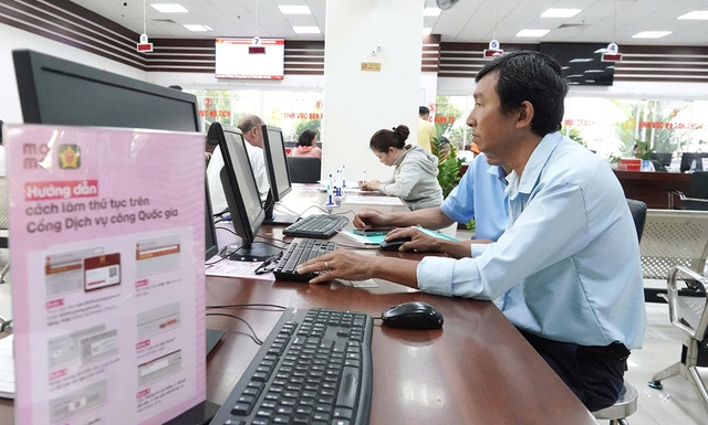 Đủ cách giúp dân nộp hồ sơ trực tuyến - Ảnh 1.