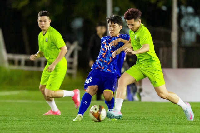 Đánh bại Cris Phan và Ngô Kiến Huy, streamer Độ Mixi vô địch giải bóng đá đặc biệt- Ảnh 1. Đánh bại Cris Phan và Ngô Kiến Huy, streamer Độ Mixi vô địch giải bóng đá đặc biệt- Ảnh 1.