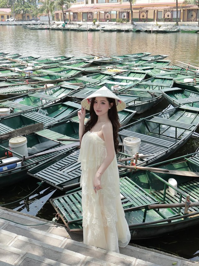Thả dáng bay bổng cùng đầm hai dây đầy thơ mộng- Ảnh 1.