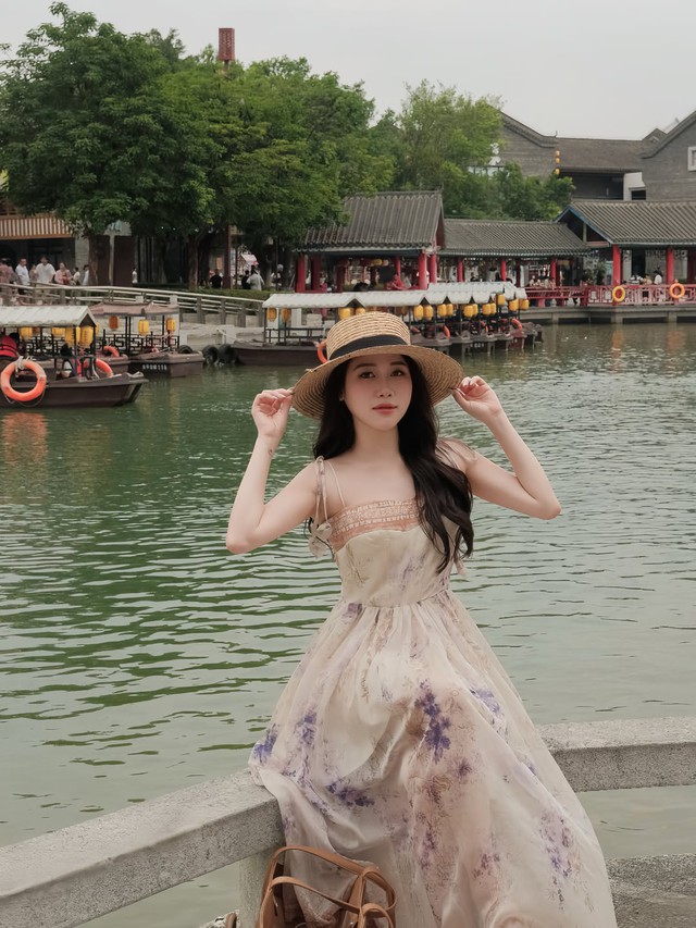 Thả dáng bay bổng cùng đầm hai dây đầy thơ mộng- Ảnh 3.