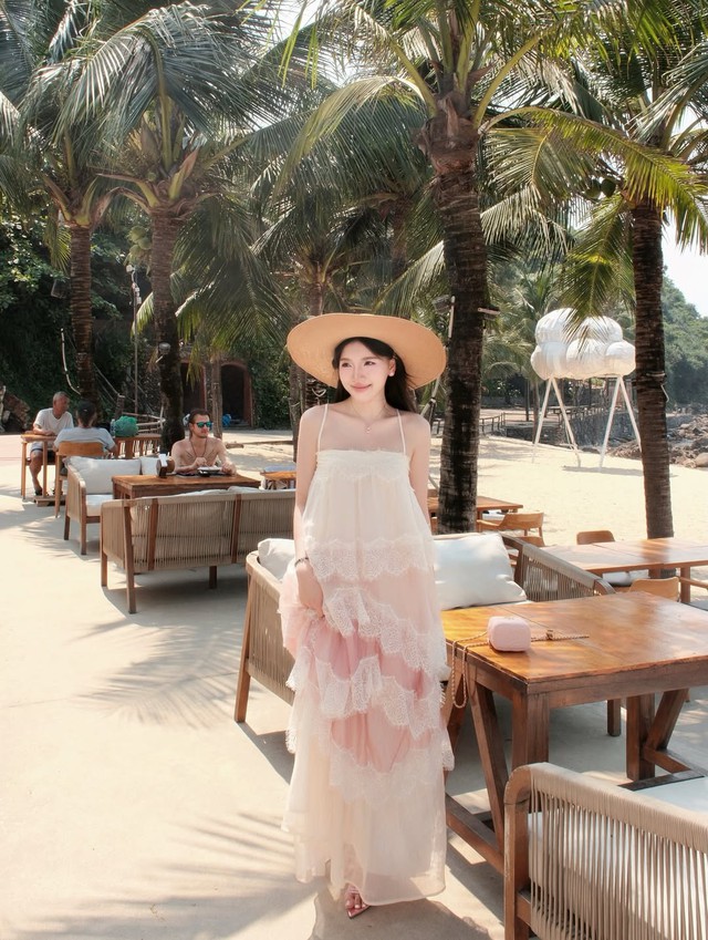 Thả dáng bay bổng cùng đầm hai dây đầy thơ mộng- Ảnh 5.