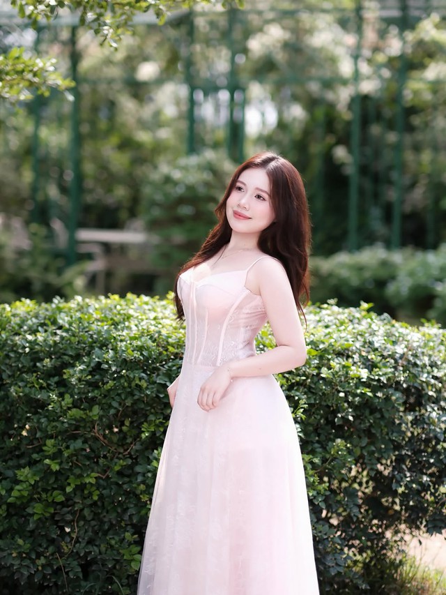 Thả dáng bay bổng cùng đầm hai dây đầy thơ mộng- Ảnh 8.