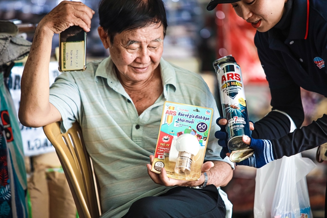 San sẻ nỗi lo mùa muỗi và bệnh do côn trùng cùng bà con miền Tây - Ảnh 2.
