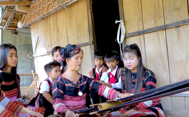 Những 'đại sứ nhí' kể chuyện làng bằng video sáng tạo - Ảnh 1.