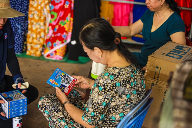 San sẻ nỗi lo mùa muỗi và bệnh do côn trùng cùng bà con miền Tây - Ảnh 1.