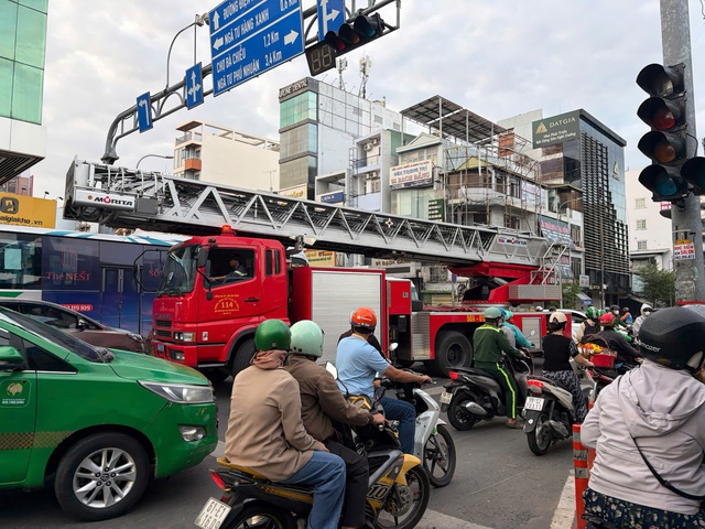 Cháy chung cư trên đường Đinh Bộ Lĩnh- Ảnh 3. Cháy chung cư trên đường Đinh Bộ Lĩnh- Ảnh 3.