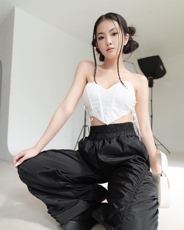 Biến chiếc quần đen quen thuộc trở nên thời thượng - Ảnh 3.