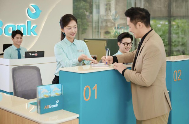 ABBank áp dụng mô hình quầy giao dịch đứng trên toàn quốc - Ảnh 2.