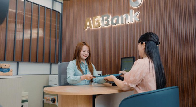 ABBank áp dụng mô hình quầy giao dịch đứng trên toàn quốc - Ảnh 3.