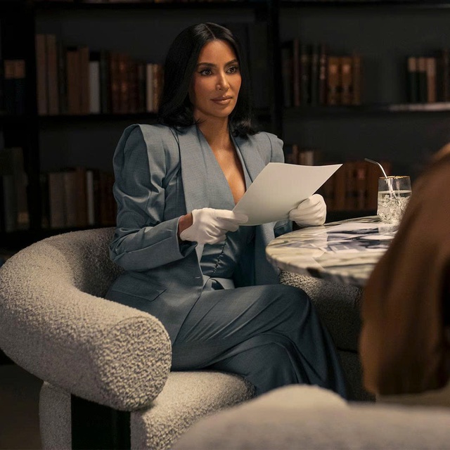 Hơn 300 bộ trang phục độc lạ của Kim Kardashian bất ngờ được đem bán đấu giá - Ảnh 1.