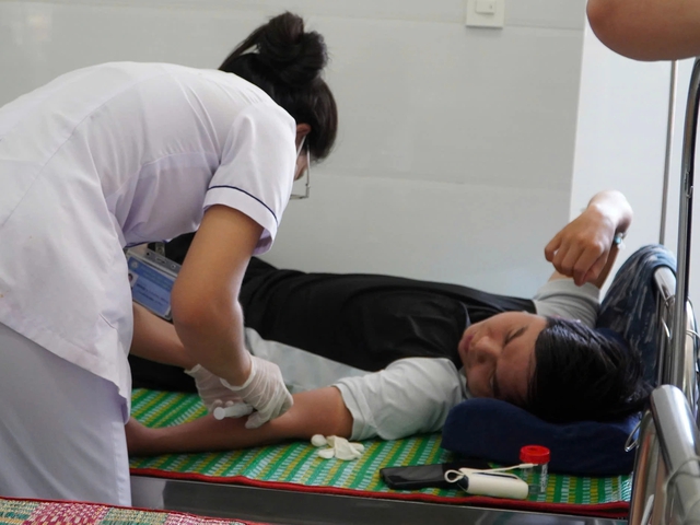 Hàng chục người nhập viện sau khi ăn bánh mì, nghi ngộ độc thực phẩm - Ảnh 3.