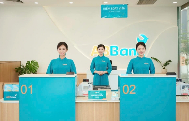 ABBank áp dụng mô hình quầy giao dịch đứng trên toàn quốc - Ảnh 1.