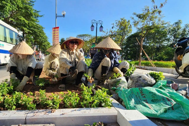 Vì sao vỉa hè gần công viên Thống nhất bị đào bới nham nhở?- Ảnh 2. Vì sao vỉa hè gần công viên Thống nhất bị đào bới nham nhở?- Ảnh 2.