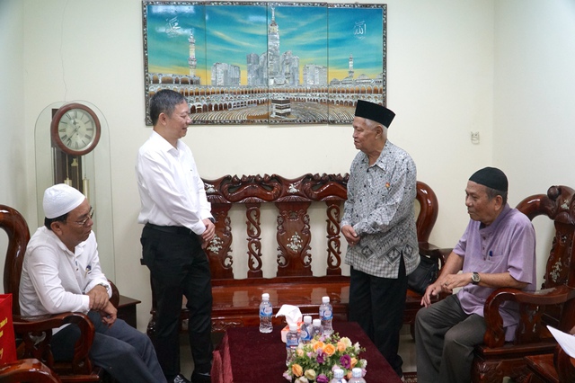 L&atilde;nh đạo Th&agrave;nh ủy TP.HCM ch&uacute;c tết cộng đồng Hồi gi&aacute;o nh&acirc;n dịp đại lễ Eid Al-Adha - Ảnh 1.