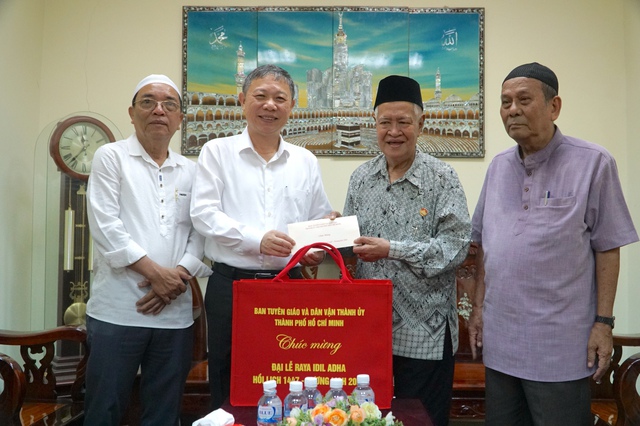 L&atilde;nh đạo Th&agrave;nh ủy TP.HCM ch&uacute;c tết cộng đồng Hồi gi&aacute;o nh&acirc;n dịp đại lễ Eid Al-Adha - Ảnh 2.