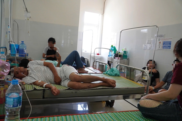 Hàng chục người nhập viện sau khi ăn bánh mì, nghi ngộ độc thực phẩm - Ảnh 1.